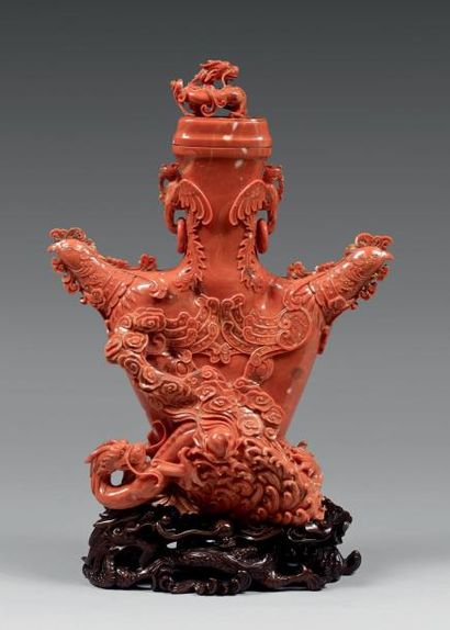 null Beau groupe en corail rouge-orangé sculpté, représentant un vase couvert à long...
