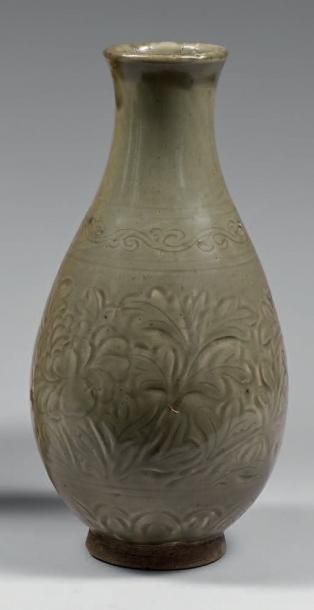 null Vase piriforme en porcelaine et émail céladon à décor moulé sous couverte de...