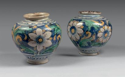 SICILE (CALTAGIRONE) Paire de vases boules à décor polychrome de larges fleurs et...
