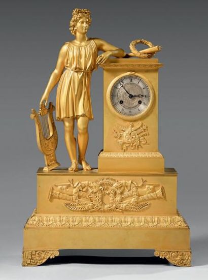 null Pendule en bronze doré, mat et brillant figurant Apollon tenant sa lyre, accoudé...