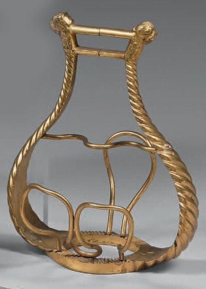 null Porte-pipes en forme d'étrier en bronze doré signé Hermès Paris. Haut. 15 c...