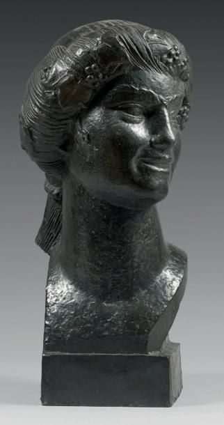 Auguste GUENOT (1882-1966) Buste de femme à la coiffe fleurie Épreuve en bronze à...