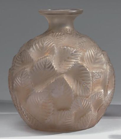 R. LALIQUE FRANCE Vase "Ormeaux" en verre blanc soufflé moulé à décor de feuillages,...
