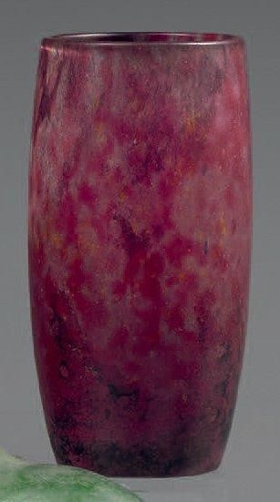 DAUM Nancy Gobelet en verre marmoréen tacheté rouge, veiné noir, signé. Haut. 12,5...
