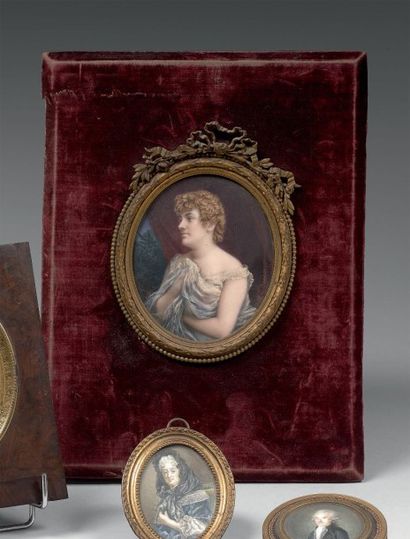 Marie Louise BONI (XIXe-XXe siècle) Portrait de femme en déshabillé
Miniature ovale...
