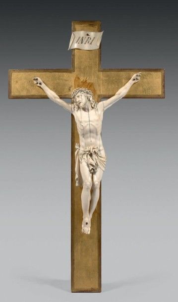 null Grand Christ en ivoire sur une croix en bois doré, portant au dos l'étiquette...