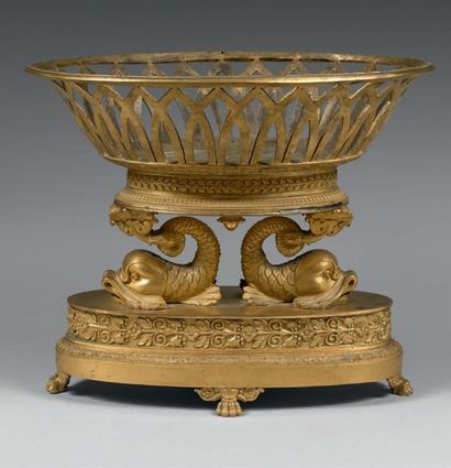 null Surtout de table en bronze doré en forme de coupe ovale ajourée soutenue par...
