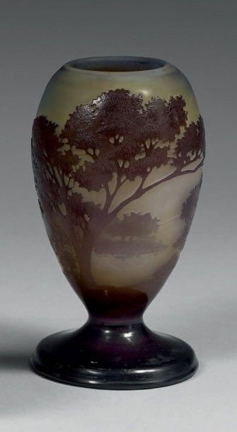 GALLE Petit vase balustre en verre gravé à l'acide à décor de conifères violine sur...