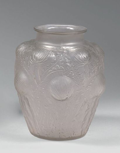 LALIQUE Vase «Domrémy» en verre blanc soufflé moulé, signé R. Lalique France N°979.
Haut....