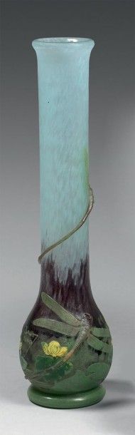 DAUM Vase soliflore en verre gravé à l'acide et décoré de deux libellules en application...