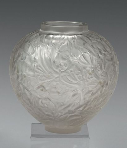 LALIQUE Vase Gui en verre blanc soufflé moulé.
Signé R. Lalique France n° 948.
Bibliographie:...
