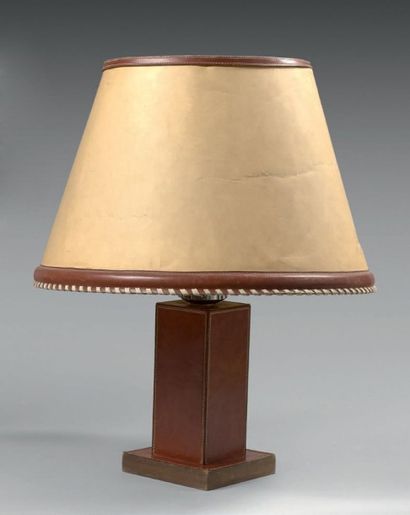 Paul DUPRÉ-LAFON (1900-1971) et HERMÈS Lampe de bureau à fût et base carrés en cuir...