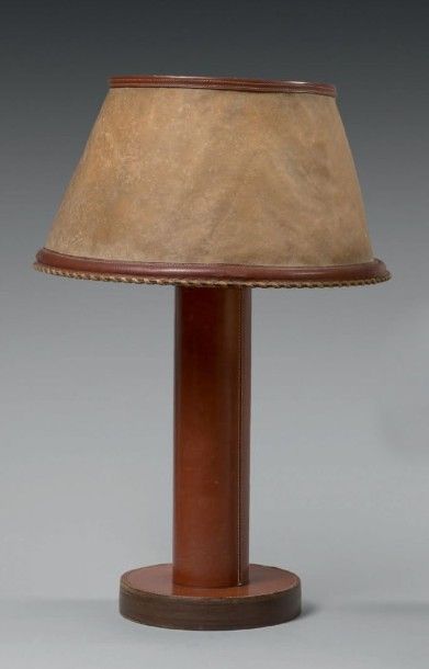 Paul DUPRÉ-LAFON (1900-1971) et HERMÈS Lampe de bureau à fût et base ronds en cuir...