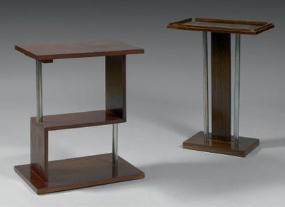 null Deux tables de chevet en placage de palissandre et tube chromé.
Vers 1940-1...