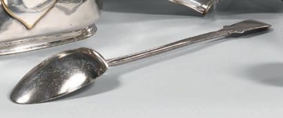 null Cuiller à pot en métal argenté. XVIIIe siècle.
Long. 38,5 cm