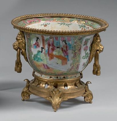 CANTON Coupe en porcelaine à décor de courtisanes (percée). Monture ajourée en bronze...