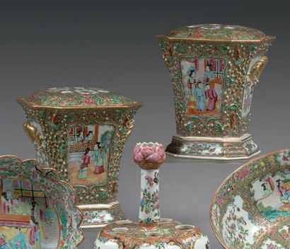 CANTON Paire de pots pourris octogonaux en porcelaine polychrome à décor en réserve...