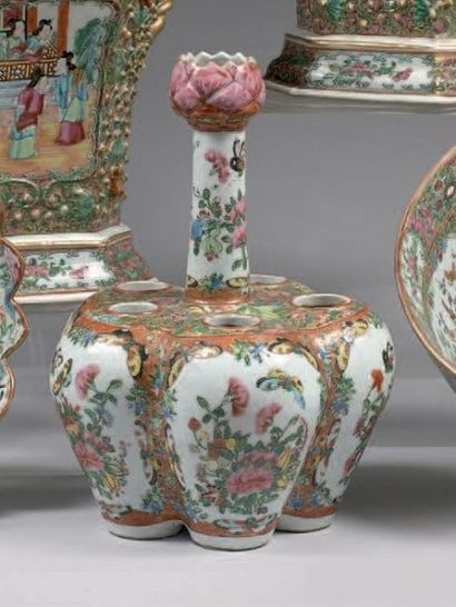 CANTON Tulipière en porcelaine à décor de fleurs et papillons, le col figurant un...