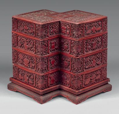 CHINE Boîte en laque de cinabre à trois niveaux, en forme de deux boîtes accolées...