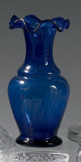 null Vase normand (ou Bordeaux ?) en verre bleu uni à collerette.
Début du XIXe siècle.
Haut....