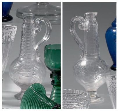 null Deux burettes pour huilier en verre de Bohême, formant paire, gravées de motifs...