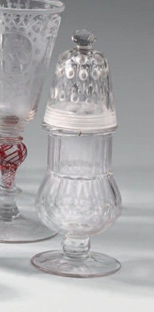 null Saupoudreuse couverte en verre.
France, XIXe siècle.
Haut. 25 cm