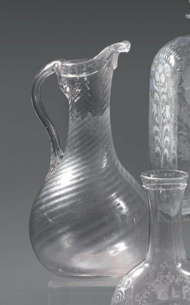 null Pichet normand en verre blanc torsadé.
Fin du XVIIIe siècle.
Haut. 28,5 cm