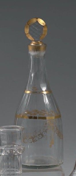 null Flacon en verre blanc à décor doré de filet et guirlandes.
Haut. 22,5 cm