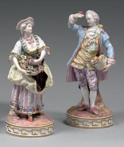 null Paire de statuettes représentant un couple galant en habits du XVIIIe siècle....