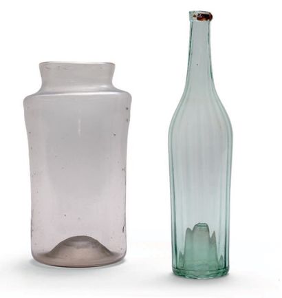 null Deux verreries
- Un bocal à pharmacie en verre transparent, soufflé et moulé.
France,...