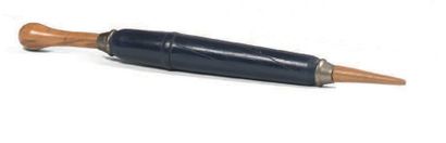 null Étui à aiguilles en forme de parapluie en bois peint en bleu.
Long. 31,5 cm