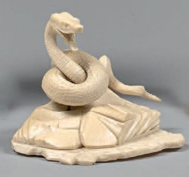 null Statuette en ivoire représentant un serpent sur des rochers.
Signée H. Poncet...