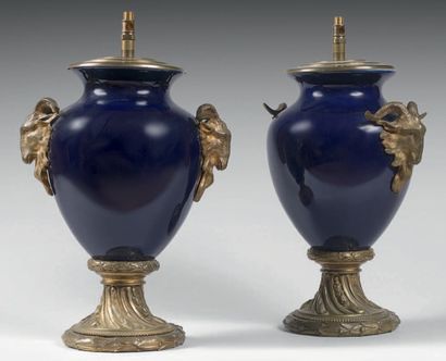 null Paire de vases ovoïdes en porcelaine bleu nuit. Monture en bronze à deux prises...