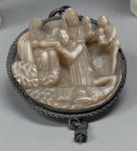 null Trois médaillons pendentifs, l'un en ivoire représentant un homme en buste en...