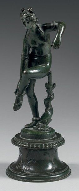 null Statuette en bronze à patine verte représentant Andromède dénouant ses liens,...