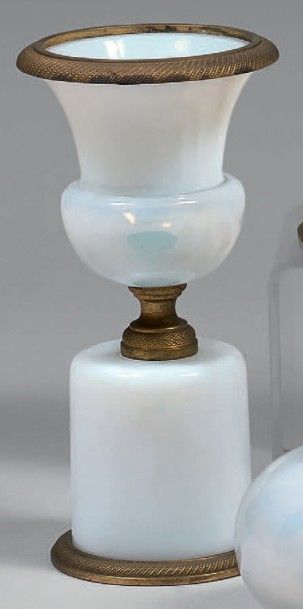 null Paire de vases Médicis sur socle cylindrique en opaline blanche, à monture de...