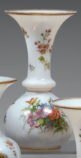 null Paire de vases en opaline blanche à bulbe et col évasé à décor polychrome de...