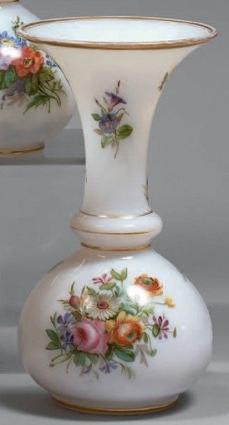 null Paire de vases en opaline blanche à bulbe et col évasé à décor polychrome de...