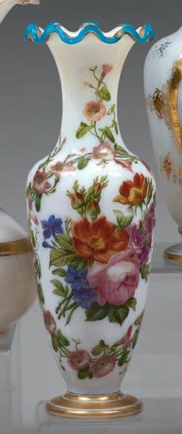 null Vase balustre à col évasé festonné en opaline à décor polychrome de fleurs et...