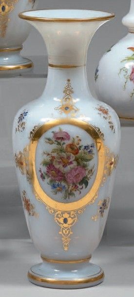 null Paire de vases balustre à col évasé en opaline blanche à décor de bouquet de...