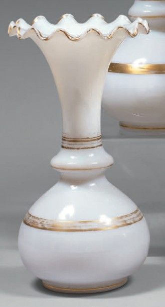null Paire de grands vases balustre à collerette festonnée en opaline blanche à filet...