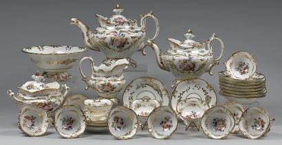 null Service à thé en porcelaine de Paris à décor polychrome comprenant douze tasses...