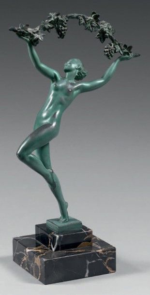 Raymond Guerbe (XXe Siècle) 
Danseuse à la guirlande
Épreuve en bronze patine verte,...