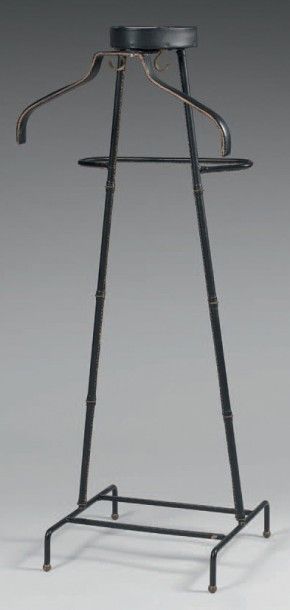JACQUES ADNET (1900-1984) 
Valet de nuit à armature en métal tubulaire et plat gainé...
