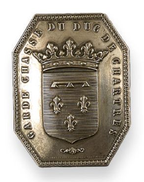null Plaque de garde-chasse du duc de Chartres, de forme octogonale, en métal argenté....