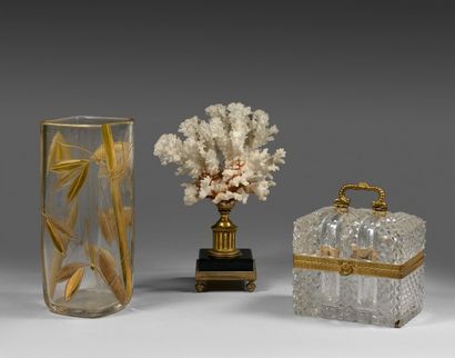 null Vase quadrangulaire en cristal à décor de bambou.
Haut. 22,5 cm.