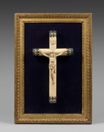 null Crucifix en ivoire, montures en argent, dans un cadre doré.
XIXe siècle.
(Petits...