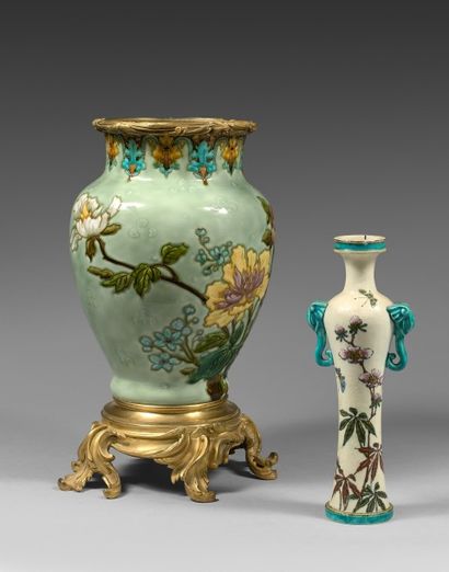 WALTER Vase en barbotine à décor floral sur fond céladon.
Signé WALTER.
Socle et...