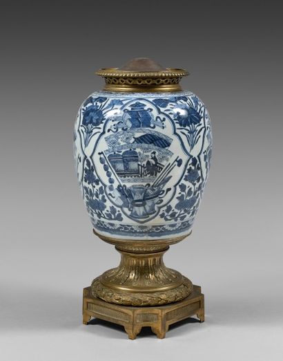 Vase Chine bleu et blanc, monture bronze....