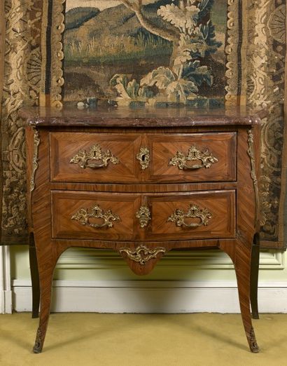 null Petite commode galbée en bois de placage marqueté en feuilles dans des encadrements,...